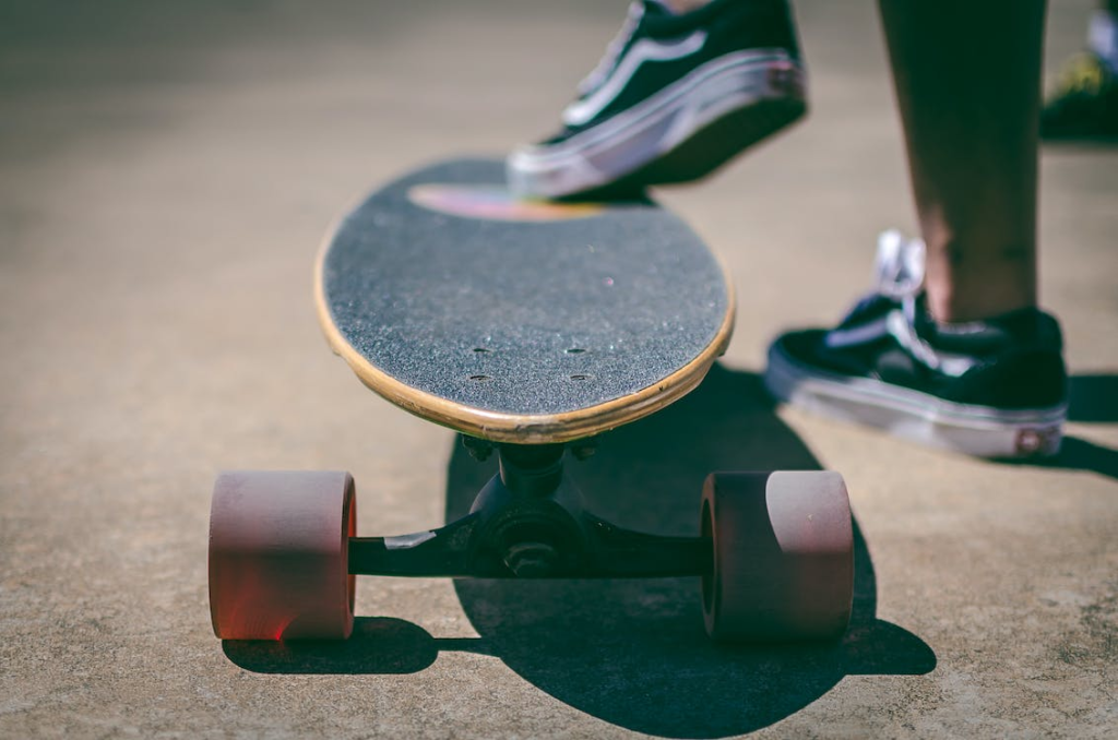 How should a beginner learn to skateboard?