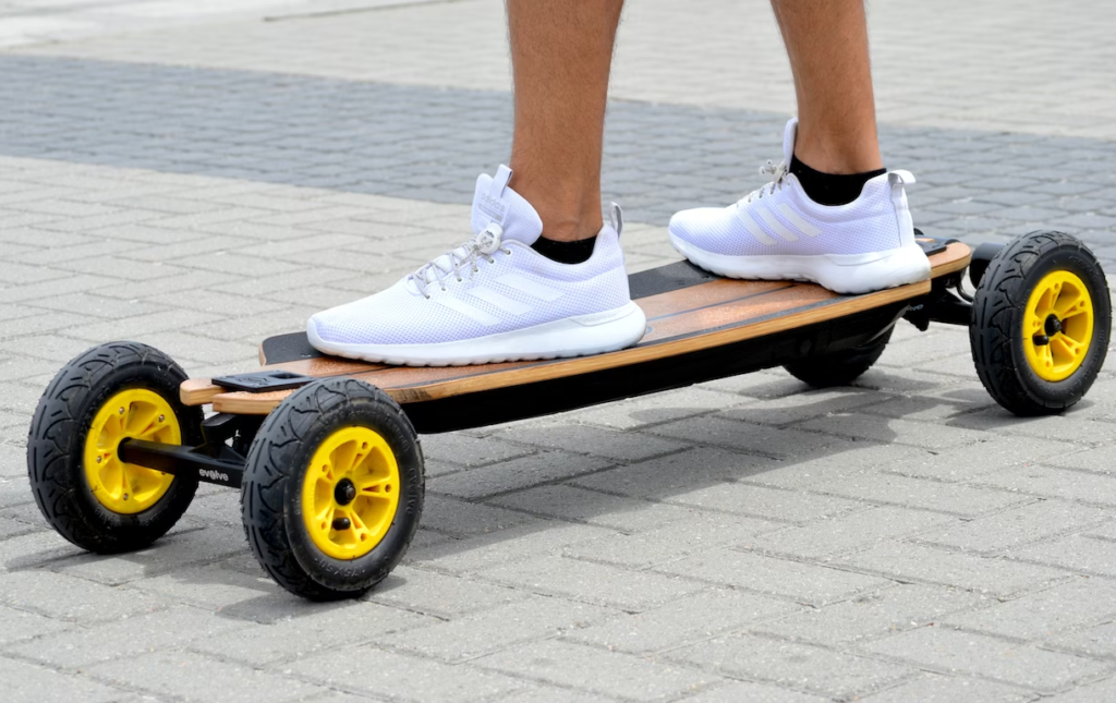 Some pros and cons of an electric skateboard